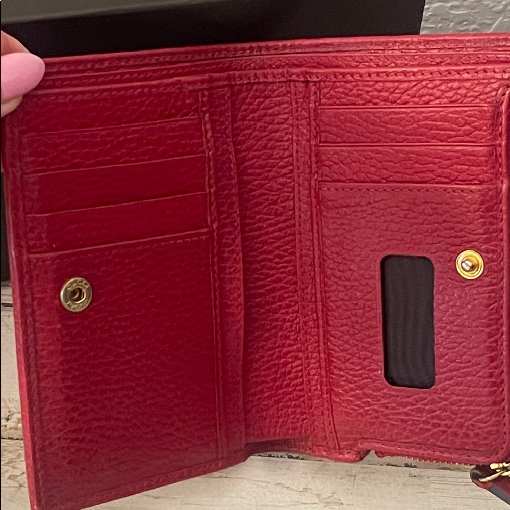 Gucci GG Marmont Red Pebbled Leather Compact Wallet. - Picture 6 of 11